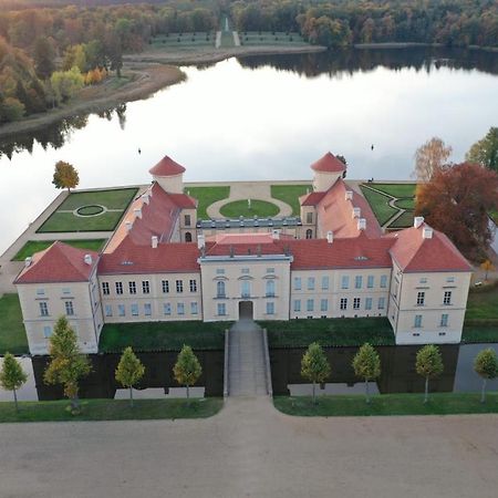 Loggiahaus Am Schloss, 5 Ferienwohnungen, Teils Mit Schloss- Und Seeblick Райнсберг Екстериор снимка